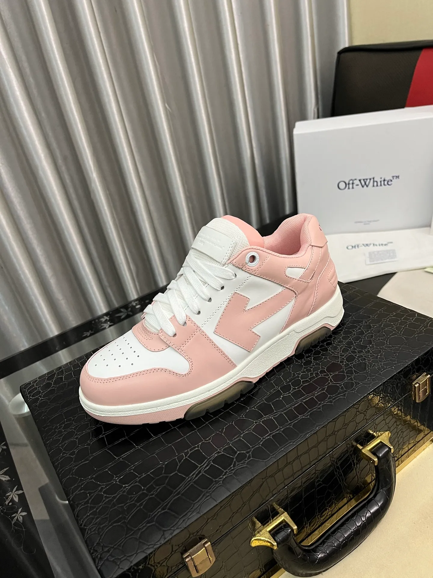 Men's shoes 💰600⌚️⌚️ OFF-White C/O VirGil Abloh fashionable and versatile casual shoes. Exclusive first release of the new model. Made of environmentally friendly cowhide leather and mesh fabric upper material. The insole is embedded with foam cushioning EVA material. The correct midsole is equipped with EVA lightweight cushioning. External tooth nail rubber outsole. The correct accessories can be customized simultaneously. Women's model: 35-40 Men's model: 39-45